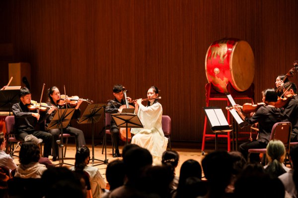 音乐厅里作念诱掖，五音合鸣解暑意