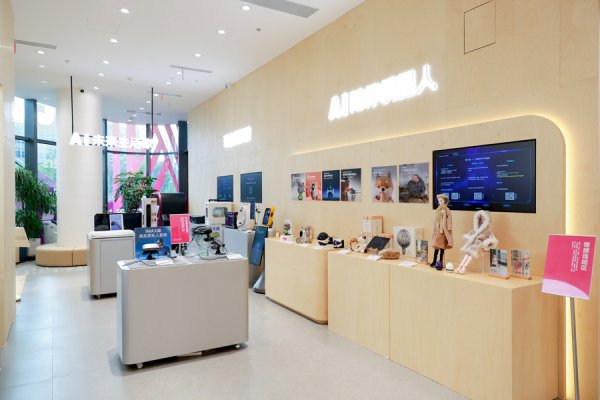 天下首家“AI+养老”体验店落户模速空间，为老东谈主痛点找到“算法”